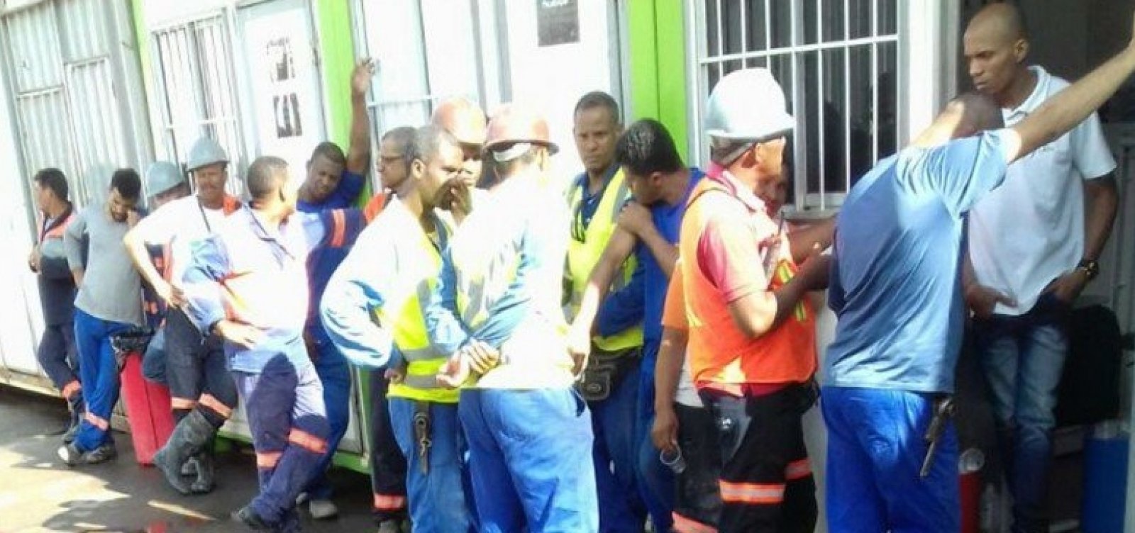 [OperÃ¡rios passam mal apÃ³s refeiÃ§Ã£o em canteiro de obras do metrÃ´ ]