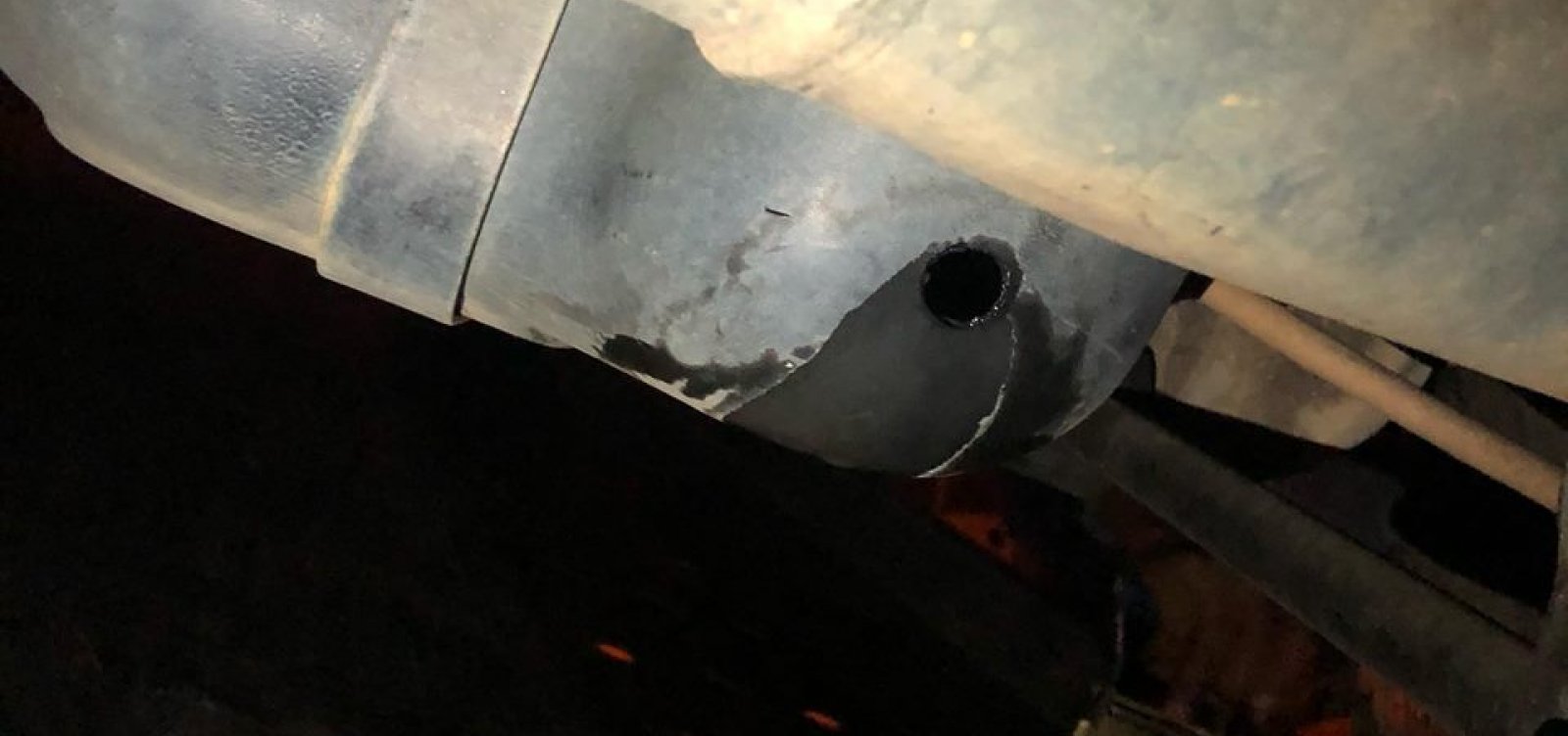 [Em SP, bandido rouba gasolina apÃ³s fazer buraco em tanque de carro ]