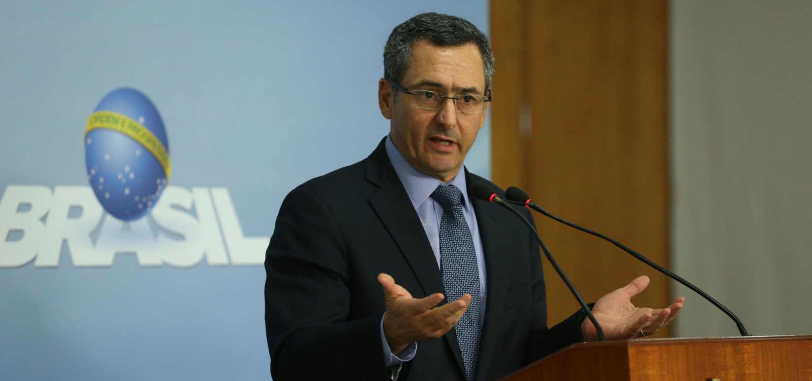 [Ministro diz que custo das medidas para o fim da greve Ã© de R$ 9,5 bi ]