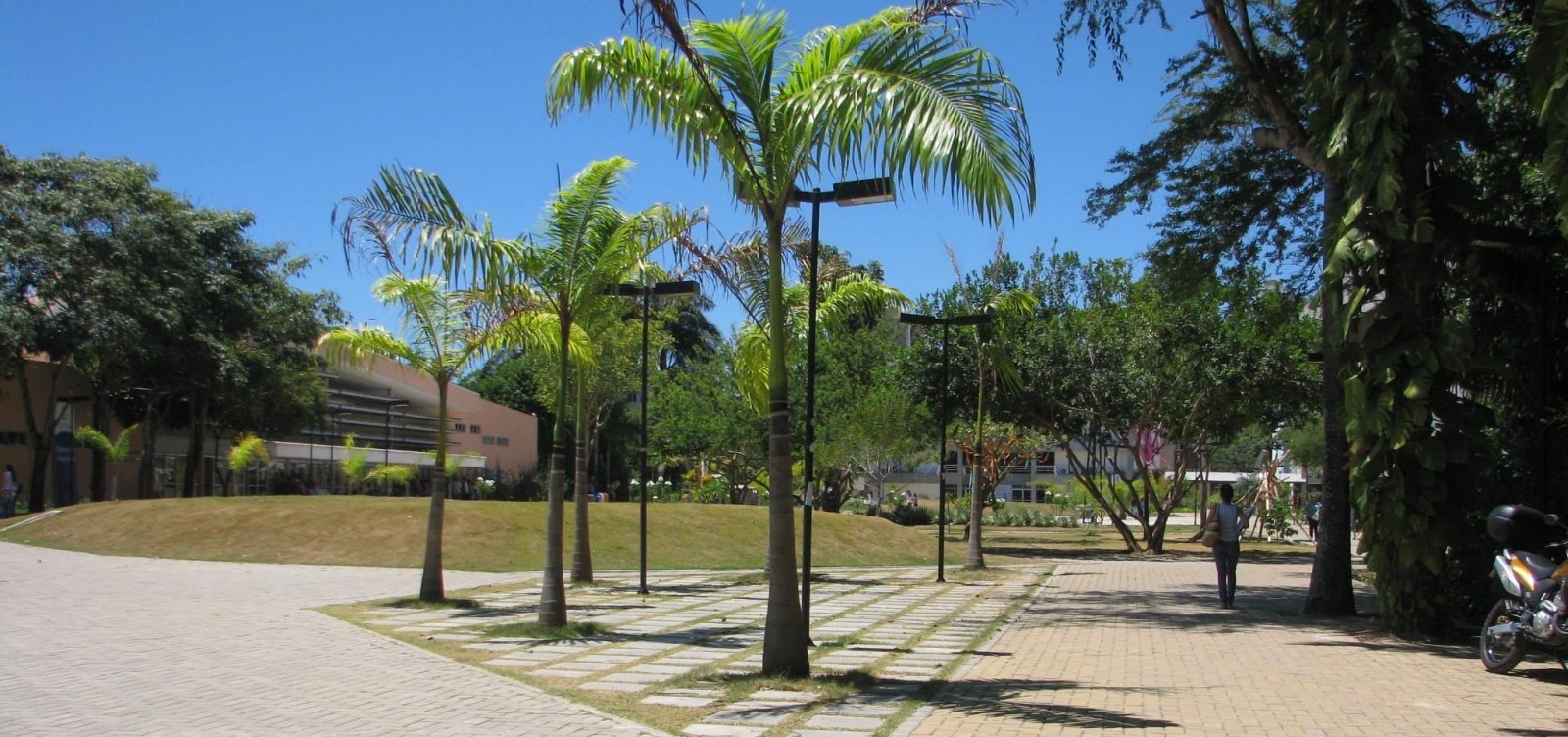 [Ufba retoma aulas amanhÃ£ apÃ³s 'restabelecimento de mobilidade urbana']