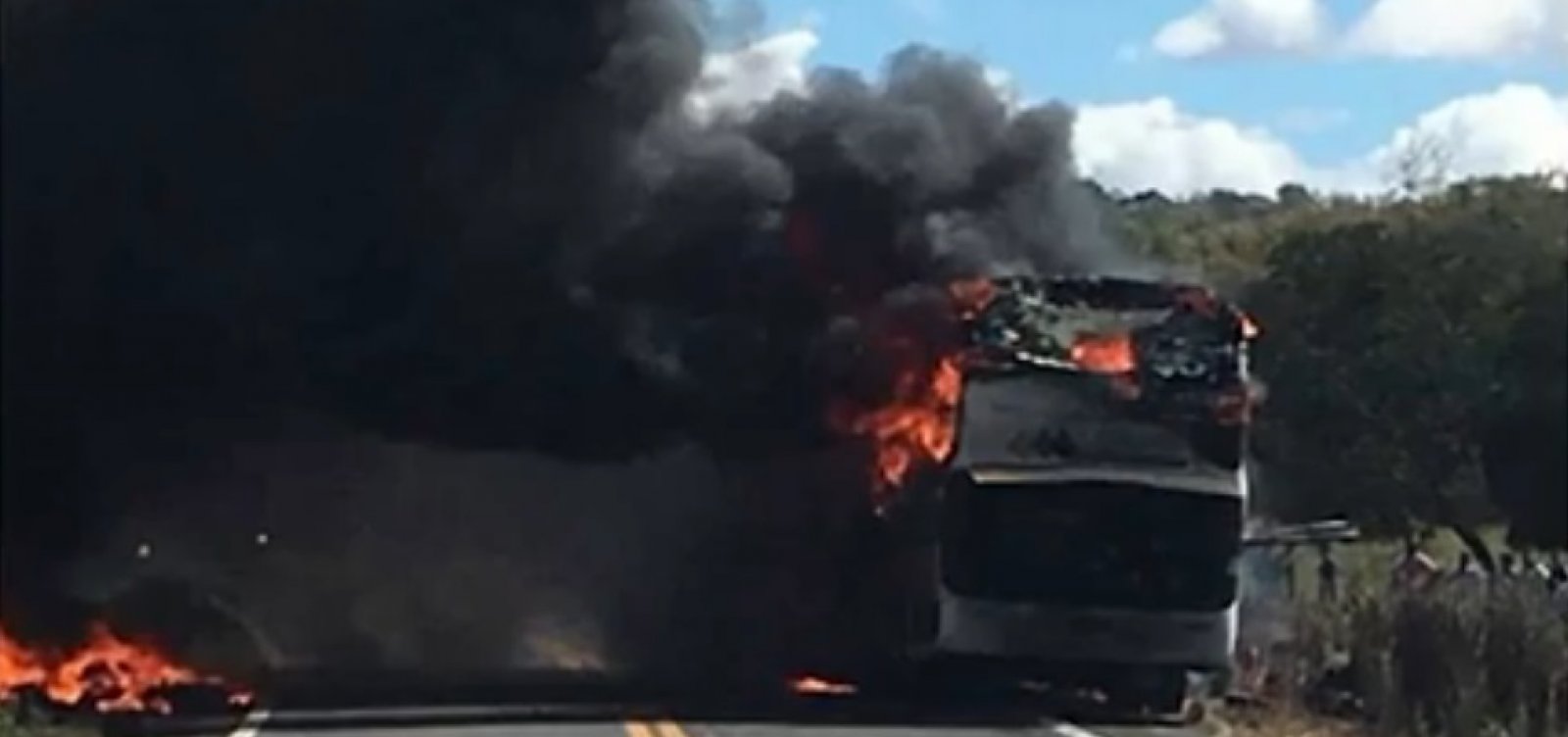 [Ônibus pega fogo enquanto passava pela BR-135, no oeste da Bahia]