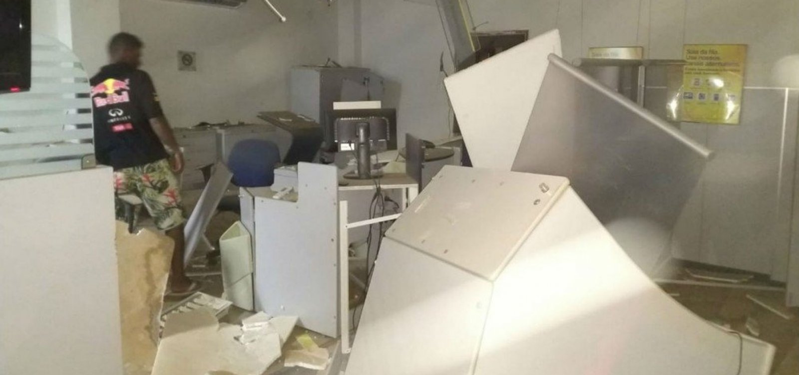 [Criminosos explodem agências bancárias em Serra Dourada]
