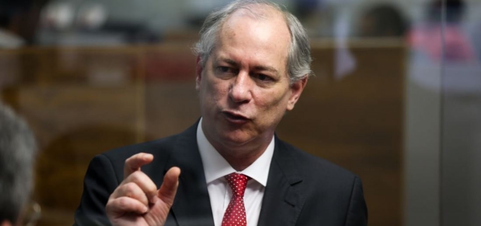 [Ciro lança carta aos eleitores e diz quer PT 'pretende enganar a boa gente que adora o Lula']