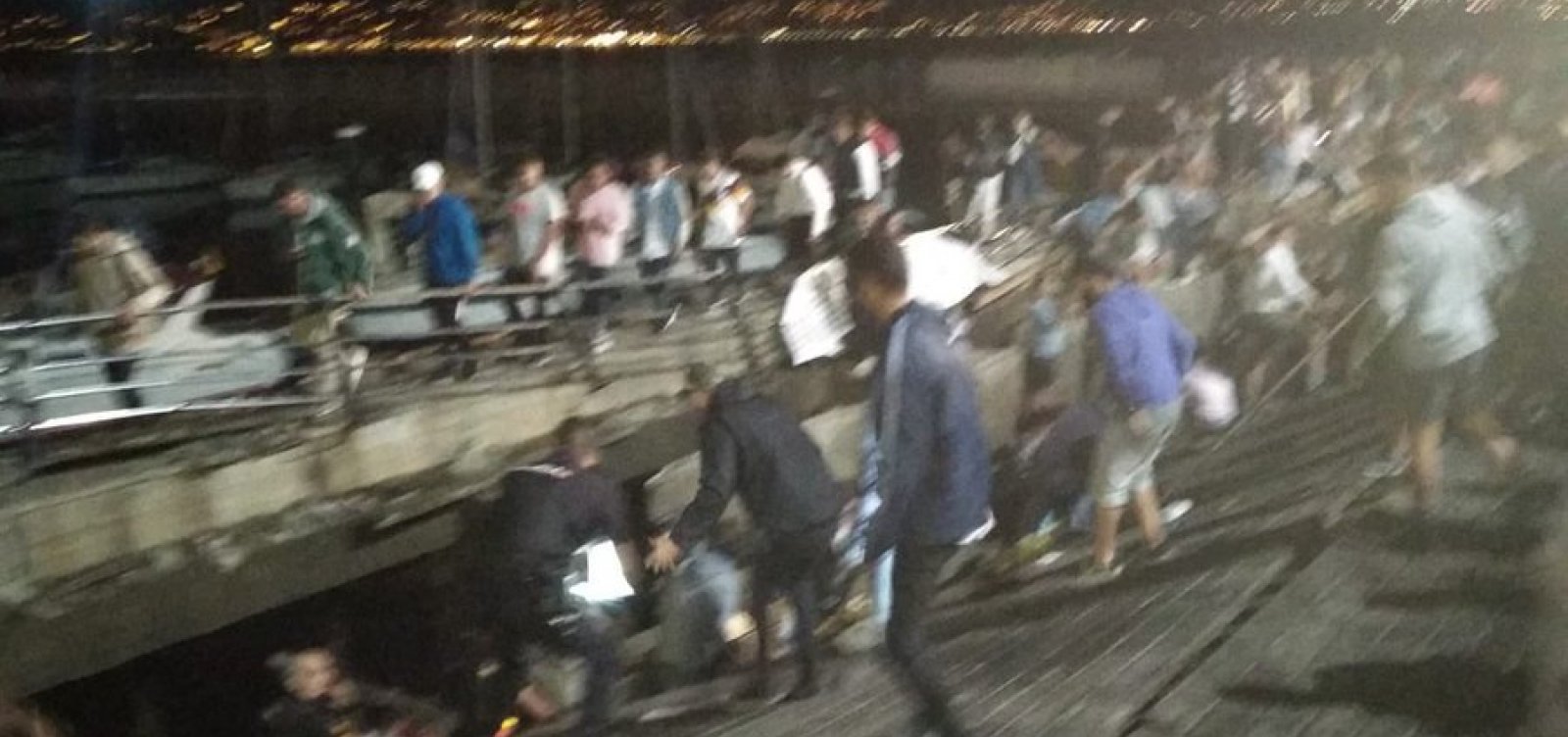 [Mais de 300 ficam feridos após plataforma desabar durante festival na Espanha]
