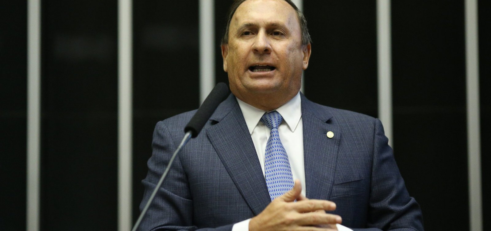 [Gualberto renuncia, ‘doa’ votos a Adolfo Viana e não fará campanha para Zé Ronaldo]