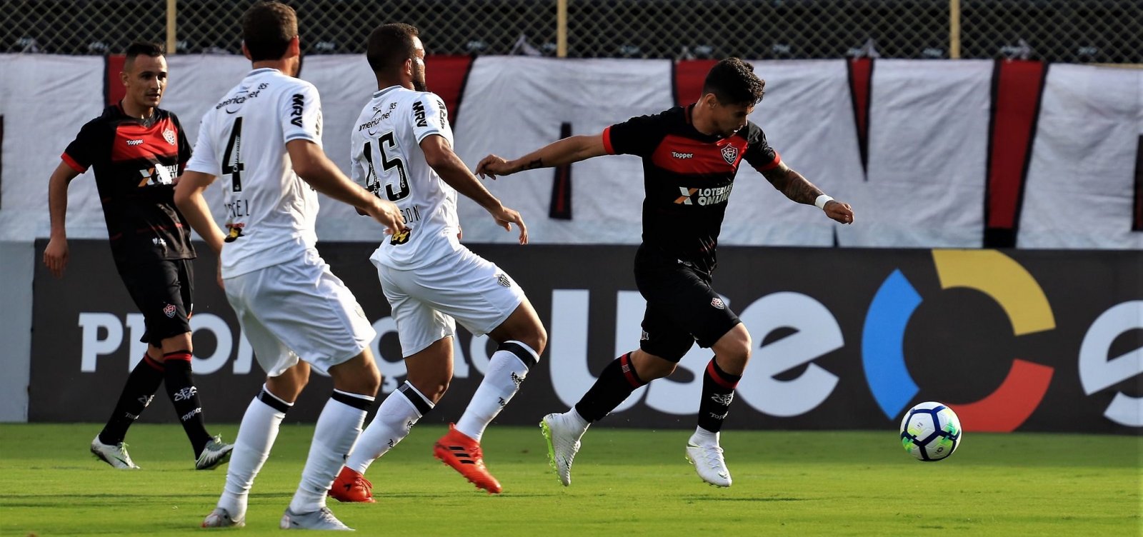 [VitÃ³ria vence o AtlÃ©tico-MG por 1 a 0 e deixa zona de rebaixamento]