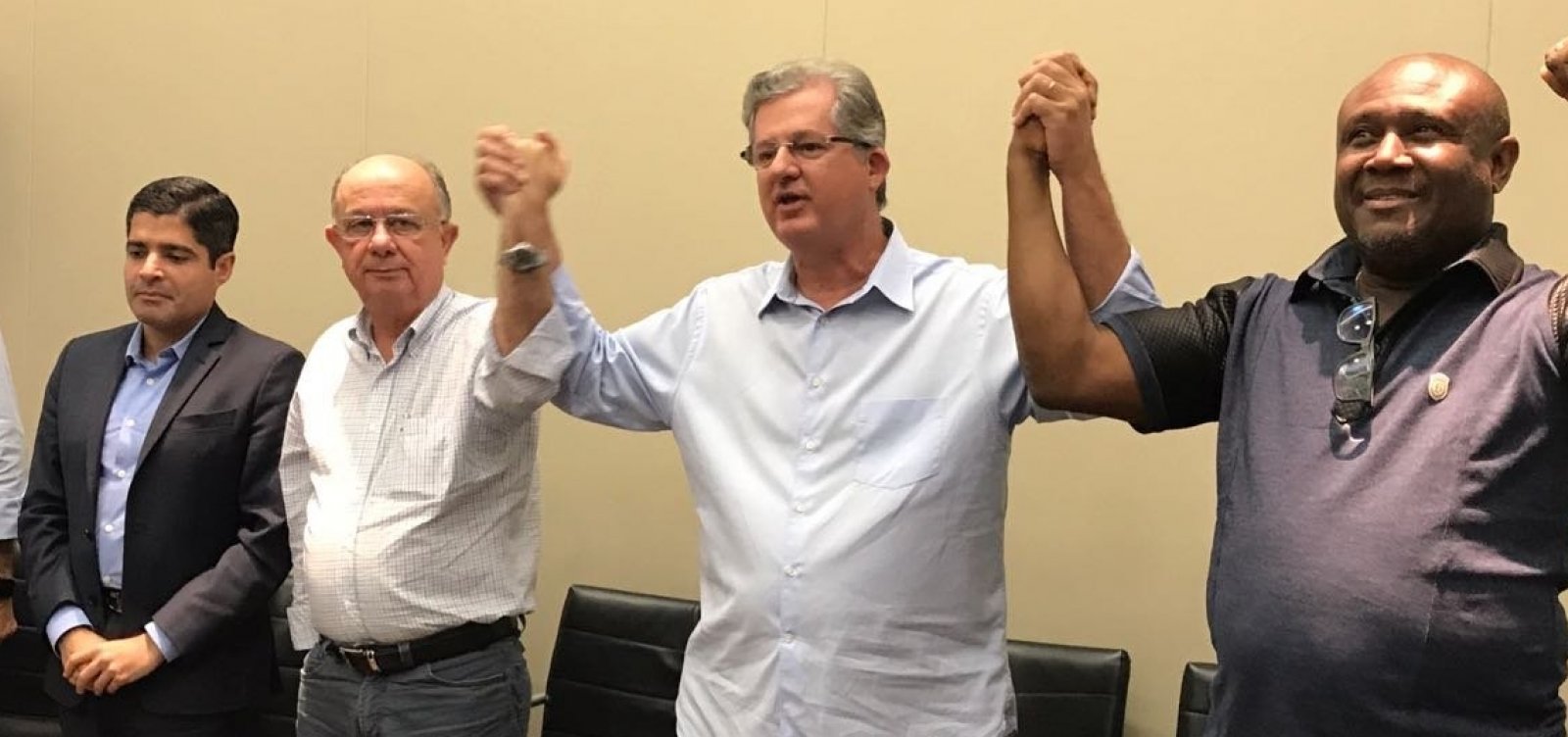 [PSDB e PSC doam R$ 1 mi cada para candidatos ao Senado na Bahia; PT dá R$ 400 mil a Wagner ]