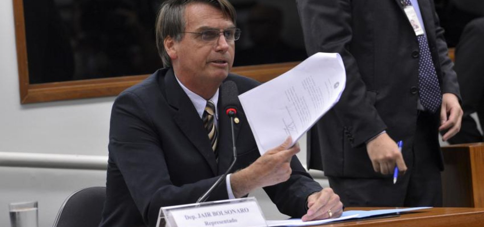 [Bolsonaro vai à Justiça Eleitoral pedir direito de resposta à Globo]