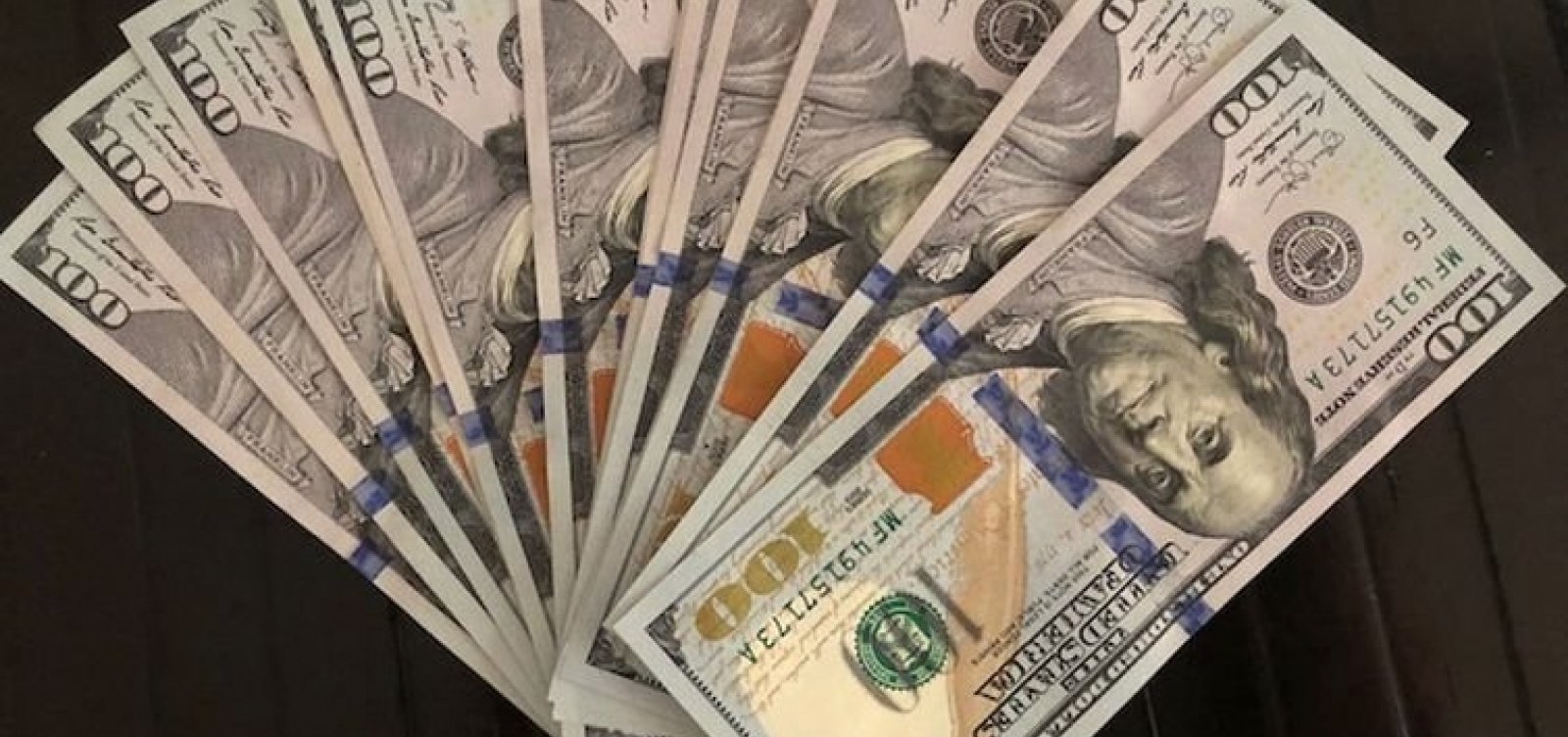 [Dólar abre semana em alta de 1.39%]