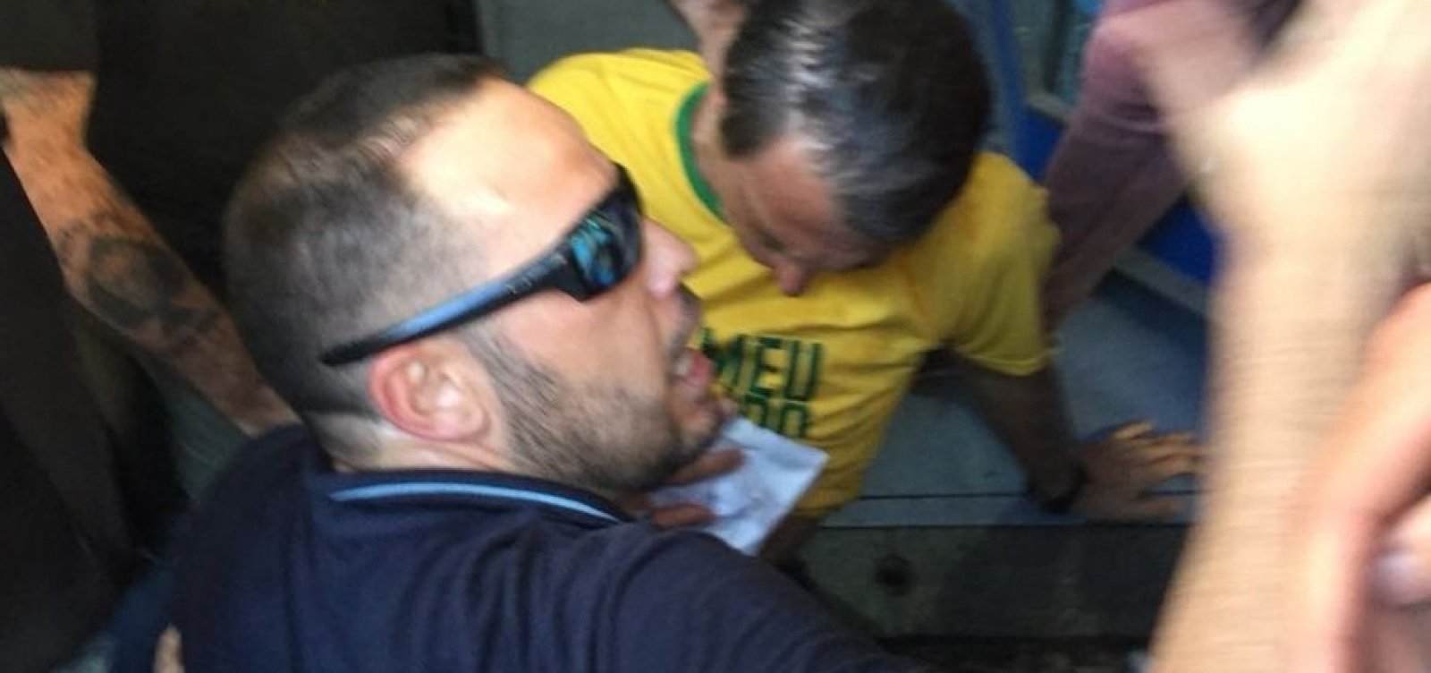 [Bolsonaro é levado a hospital após sofrer atentado em MG]