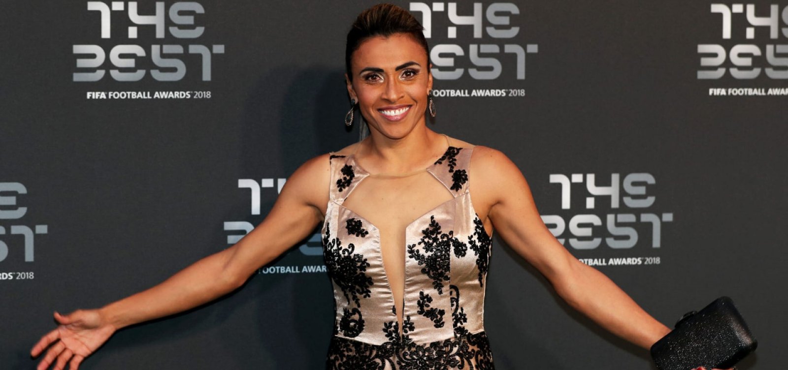 [Marta vence pela 6ª vez e desbanca Ronaldo como maior futebolista de todos os tempos]