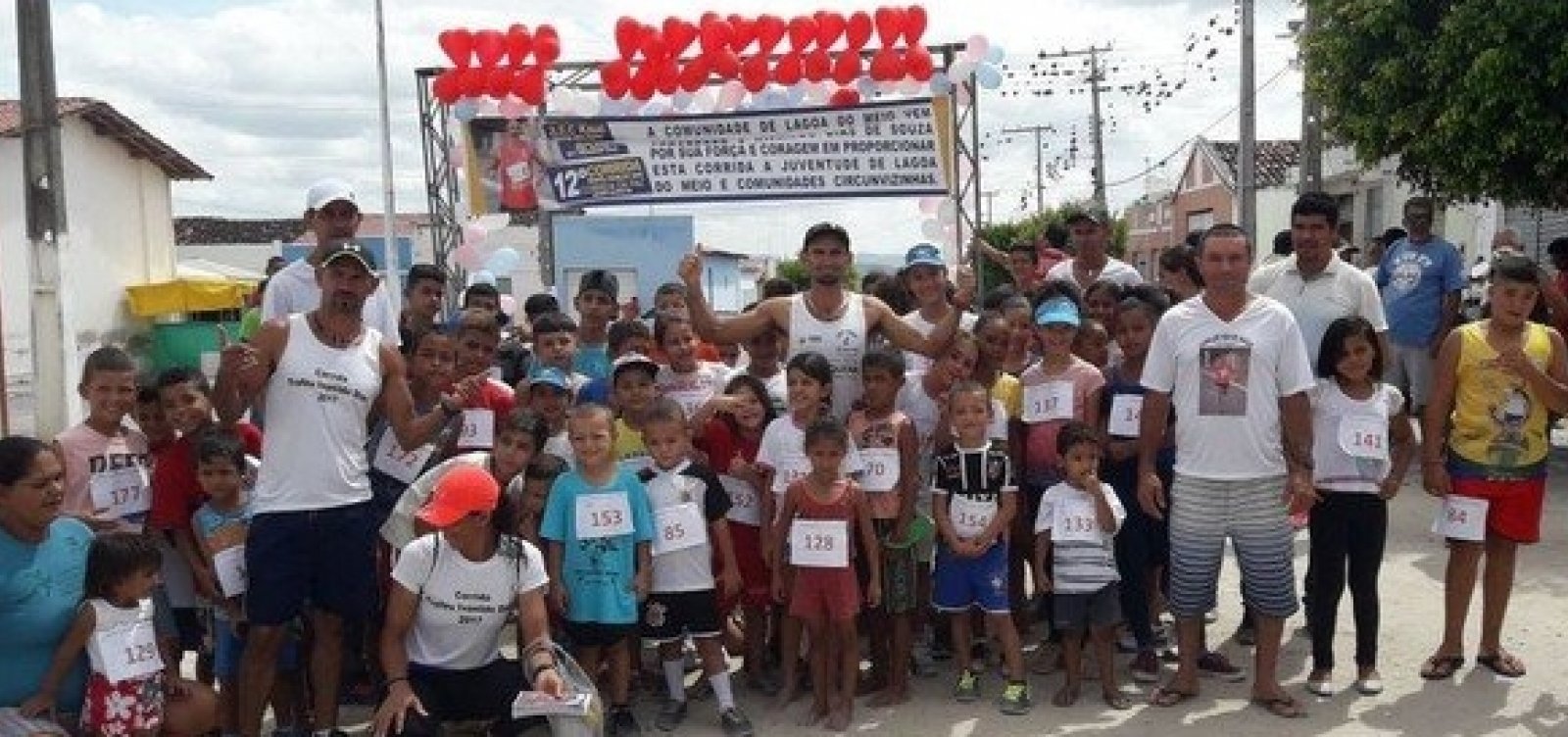 [Lixeiro investe do próprio bolso em corridas de rua no sertão da Bahia]