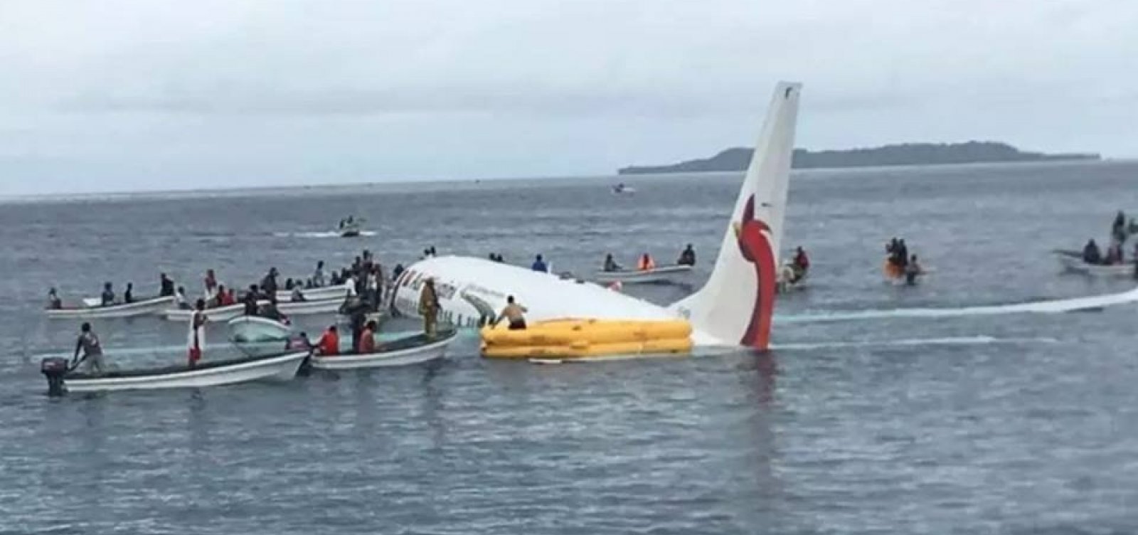 [Avião cai em lagoa na Micronésia após sair da pista]