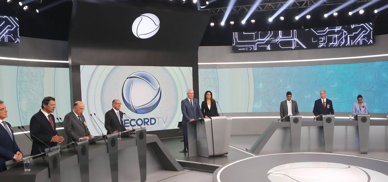 [Em debate, Haddad e Bolsonaro são alvos de ataques dos adversários]