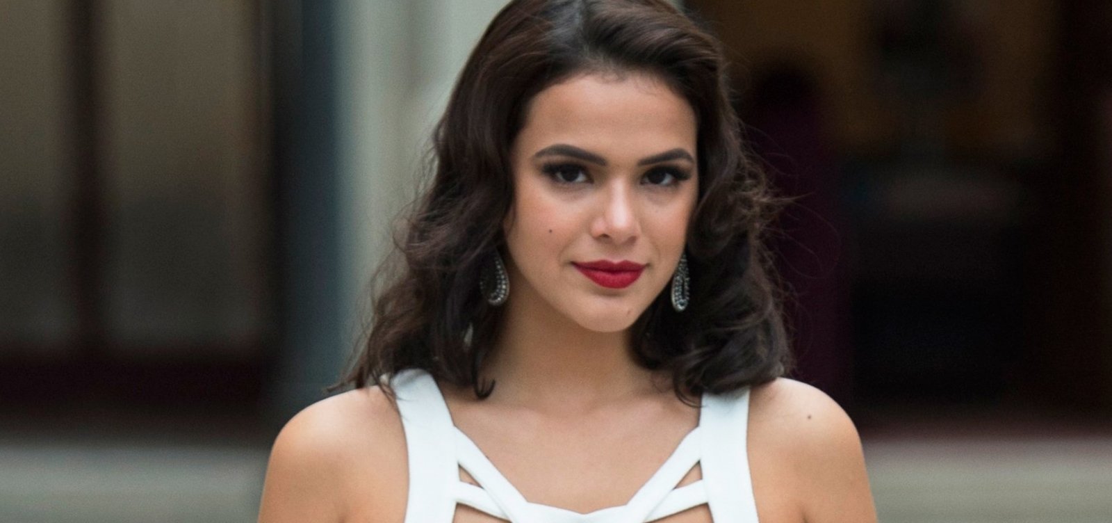 [Bruna Marquezine não é reconhecida por fotógrafos em desfile na França, diz colunista]