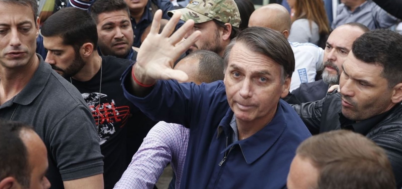 [Bolsonaro comemora resultado e diz que o país não pode 'dar mais um passo à esquerda']