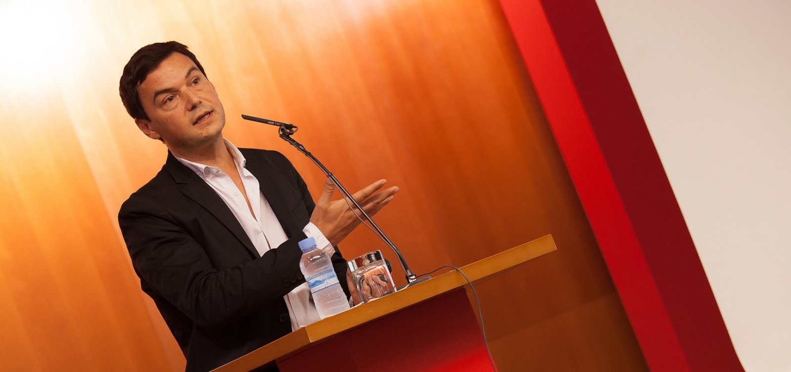 [Economista francês diz que eleição de Bolsonaro seria 'regressão terrível' para o Brasil]