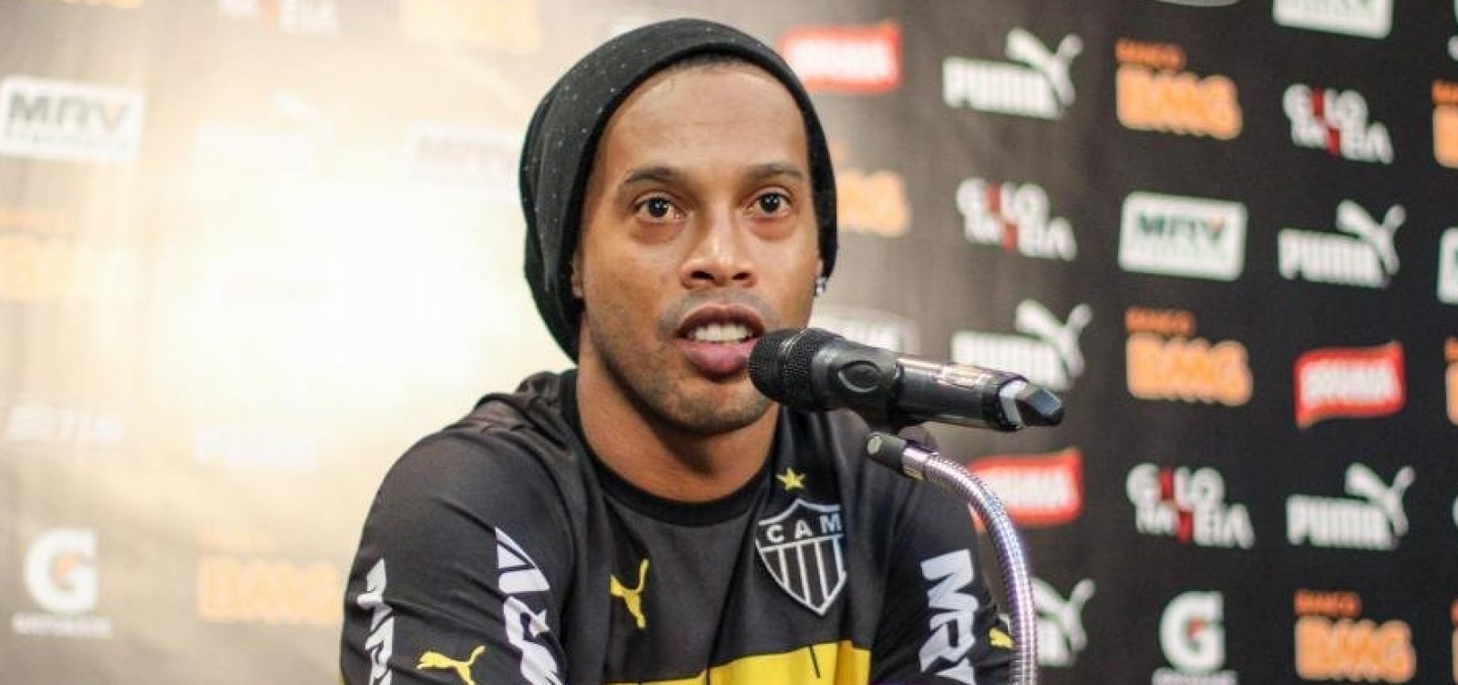 [Barcelona retira status de embaixador de Ronaldinho apÃ³s apoio a Bolsonaro]