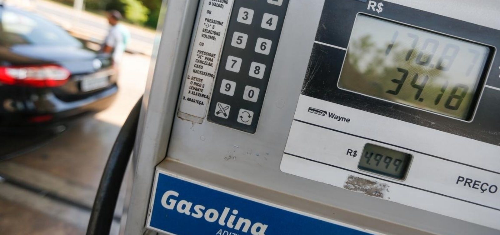 [Preço da gasolina cai 2% nas refinarias a partir de amanhã]