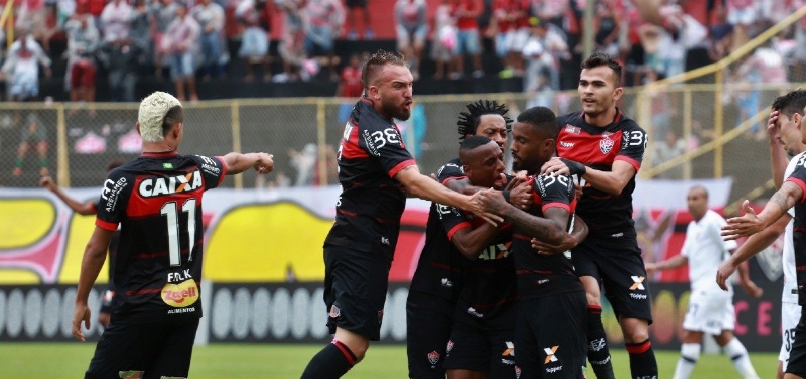 [Vitória sai na frente, mas empata com Corinthians e fica perto do Z4]