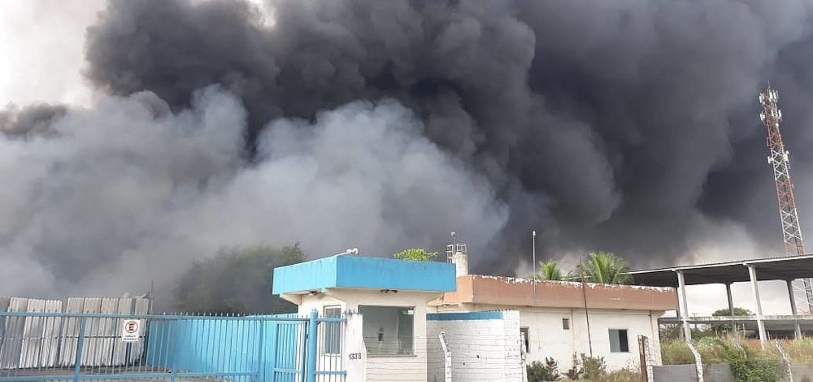 [Incêndio destrói parcialmente depósito de reciclagem em Feira de Santana]