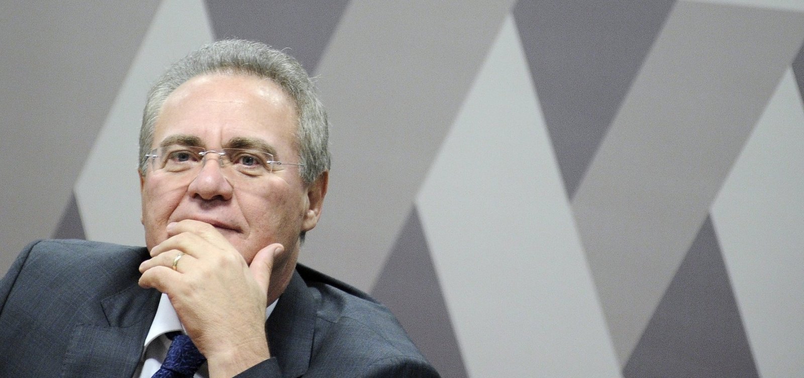 [Renan ganha apoio para presidir Senado, mas líderes buscam nome de centro]