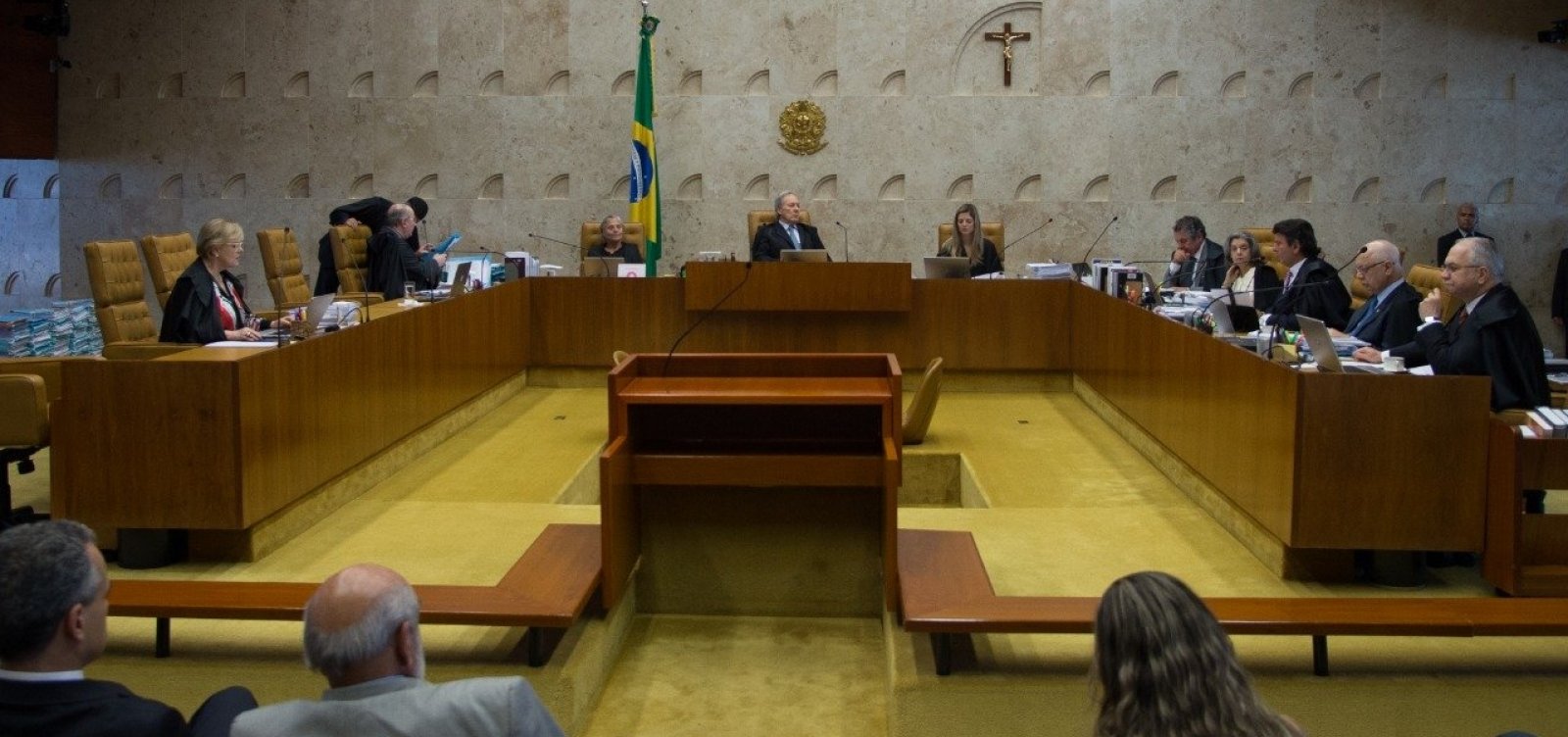 [Senado aprova aumento de 16% para ministros do STF e PGR]