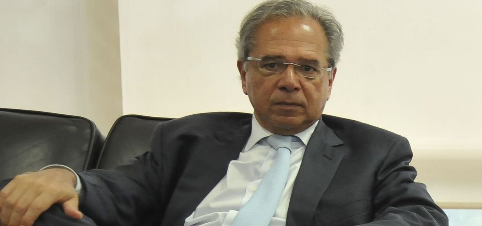 [Paulo Guedes quer restringir reajuste salarial de servidores]