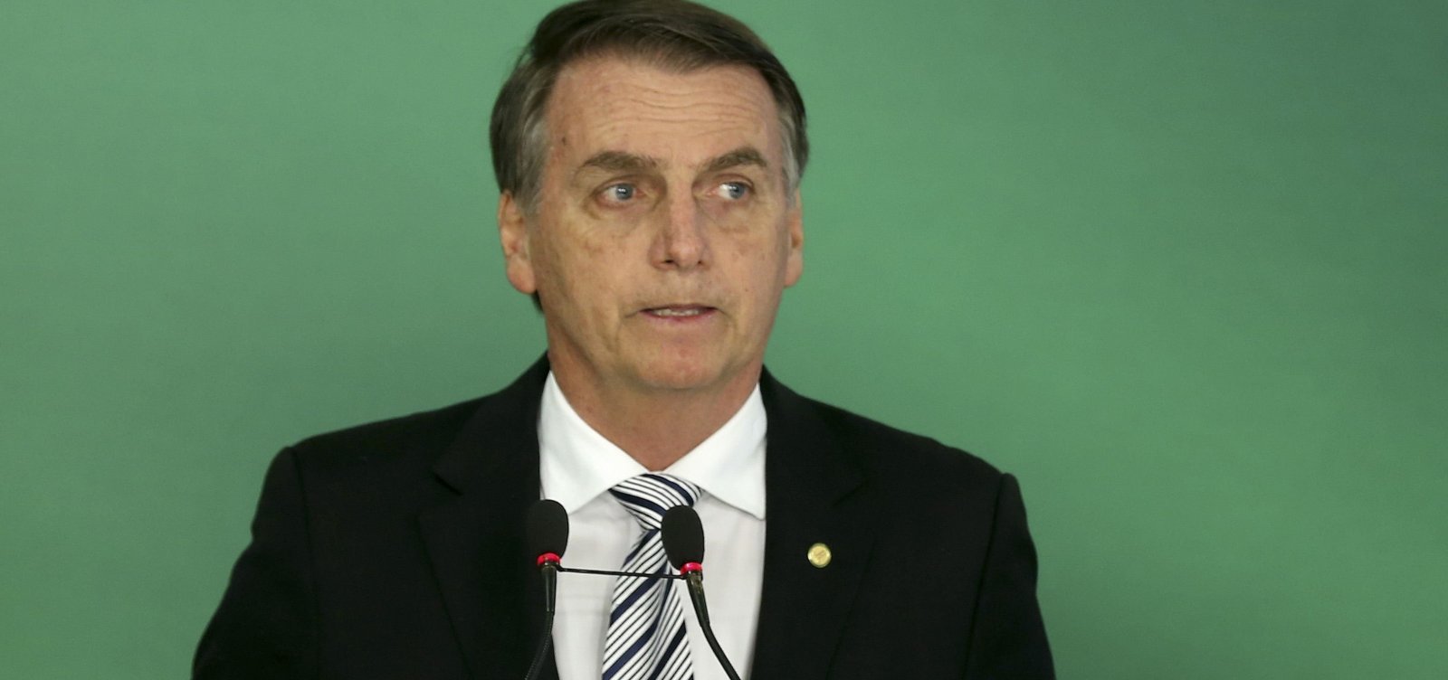 [Bolsonaro diz que, se já estivesse no cargo, vetaria reajuste para magistrados]