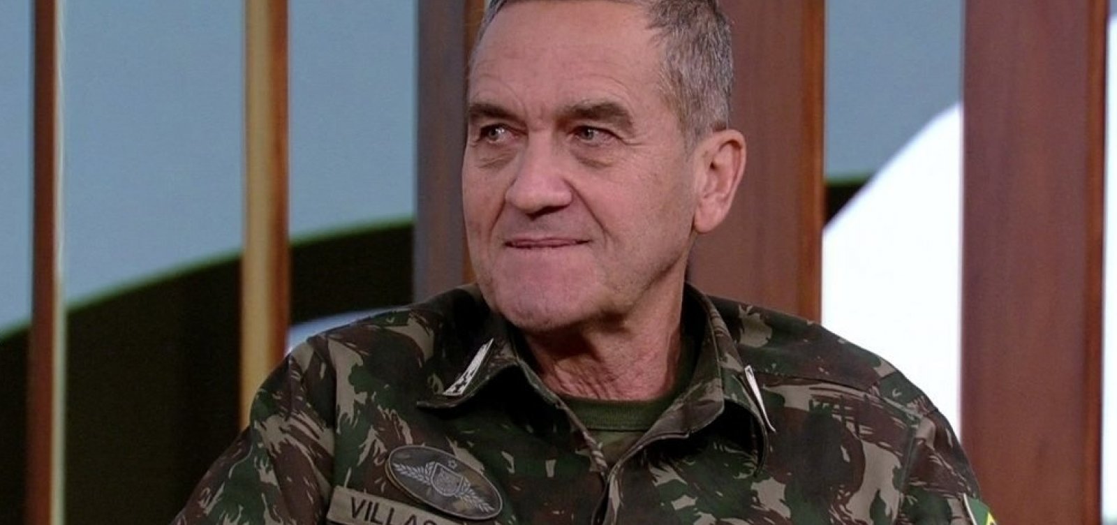 ['Bolsonaro nÃ£o Ã© volta dos militares', diz Villas BÃ´as]