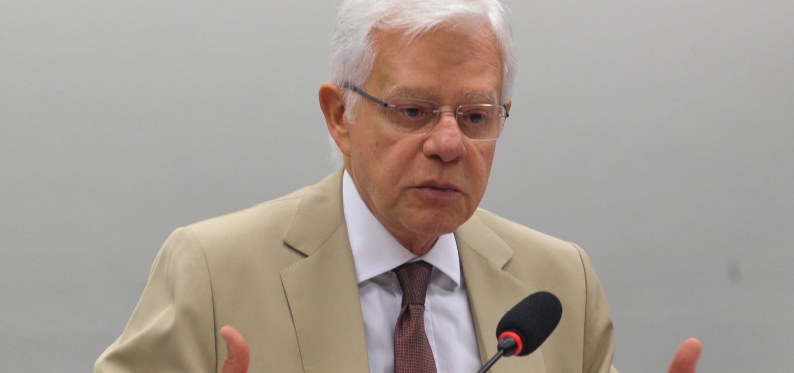 [Moreira Franco critica carga de impostos na conta de luz]