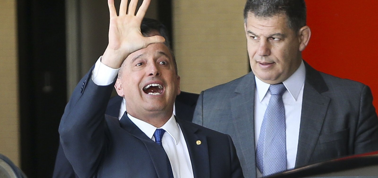 [Deputados do PSL fazem dossiê contra Onyx Lorenzoni e protestam contra DEM]