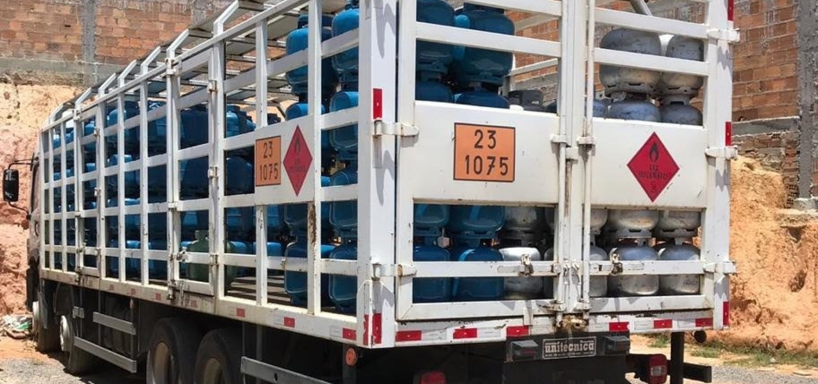 [Pol&iacute;cia apreende 380 botij&otilde;es em dep&oacute;sito clandestino em Lauro de Freitas]