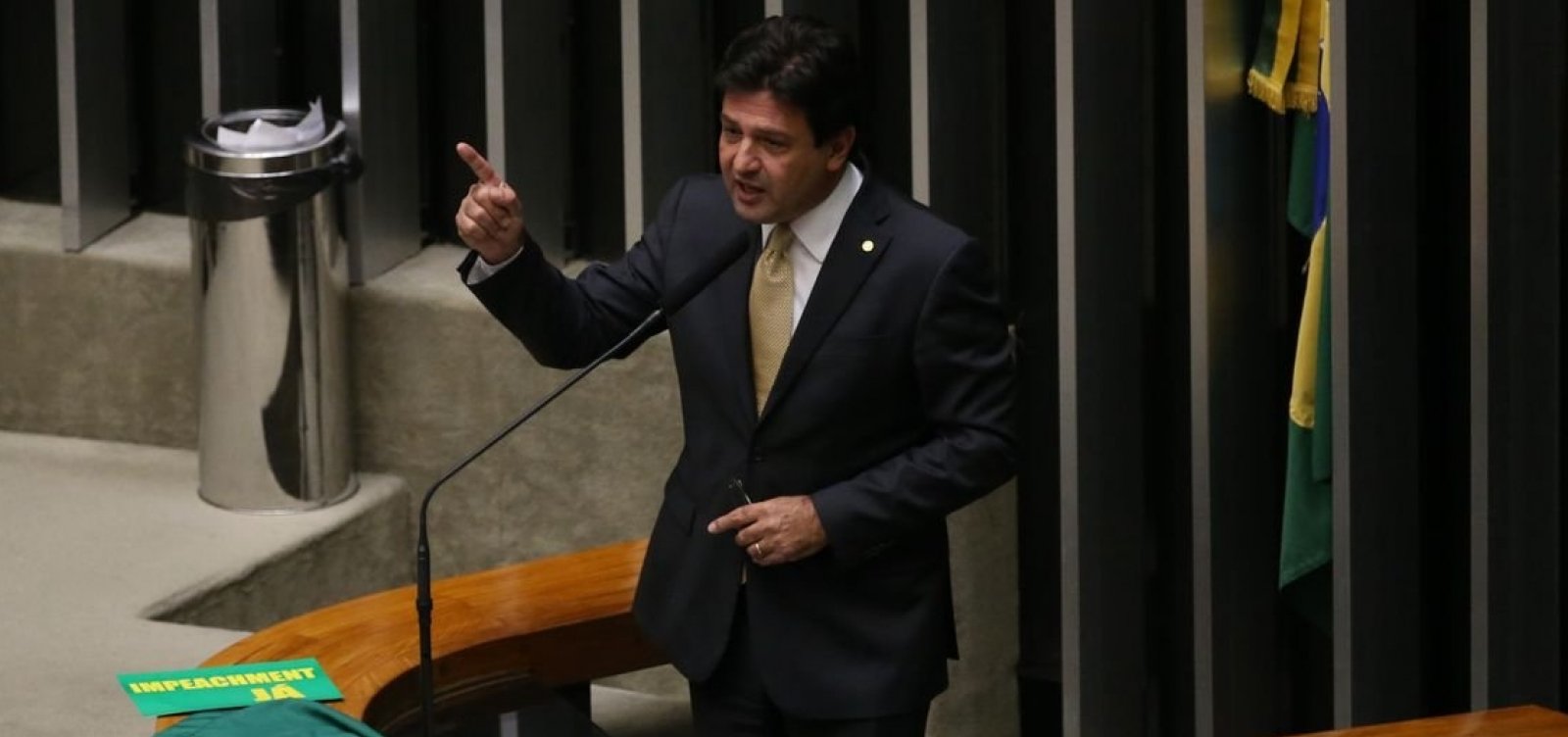 [Recibos mostram voos de ministro da Saúde de Bolsonaro pagos por empresa investigada]