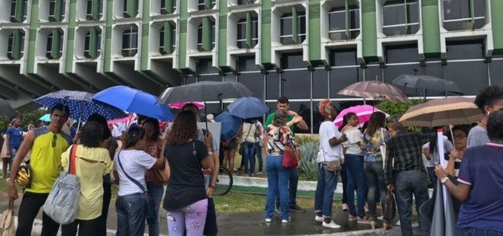 [Professores protestam em Salvador contra fechamento de escolas estaduais]