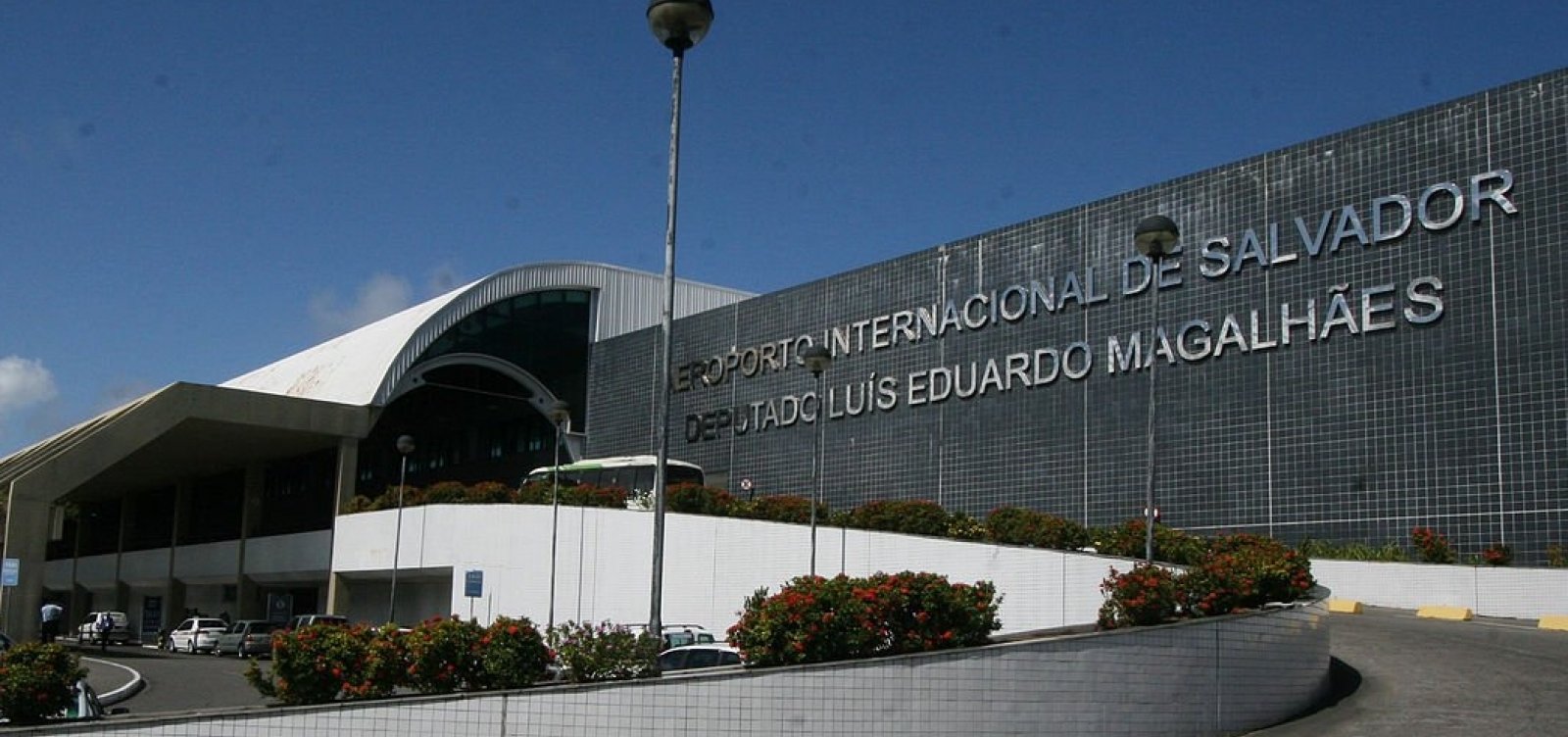 [Pista do aeroporto de Salvador passa por manutenÃ§Ã£o e voos decolam mais tarde]