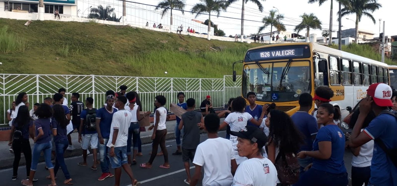 [Estudantes protestam na Avenida Suburbana contra fechamento de escola]