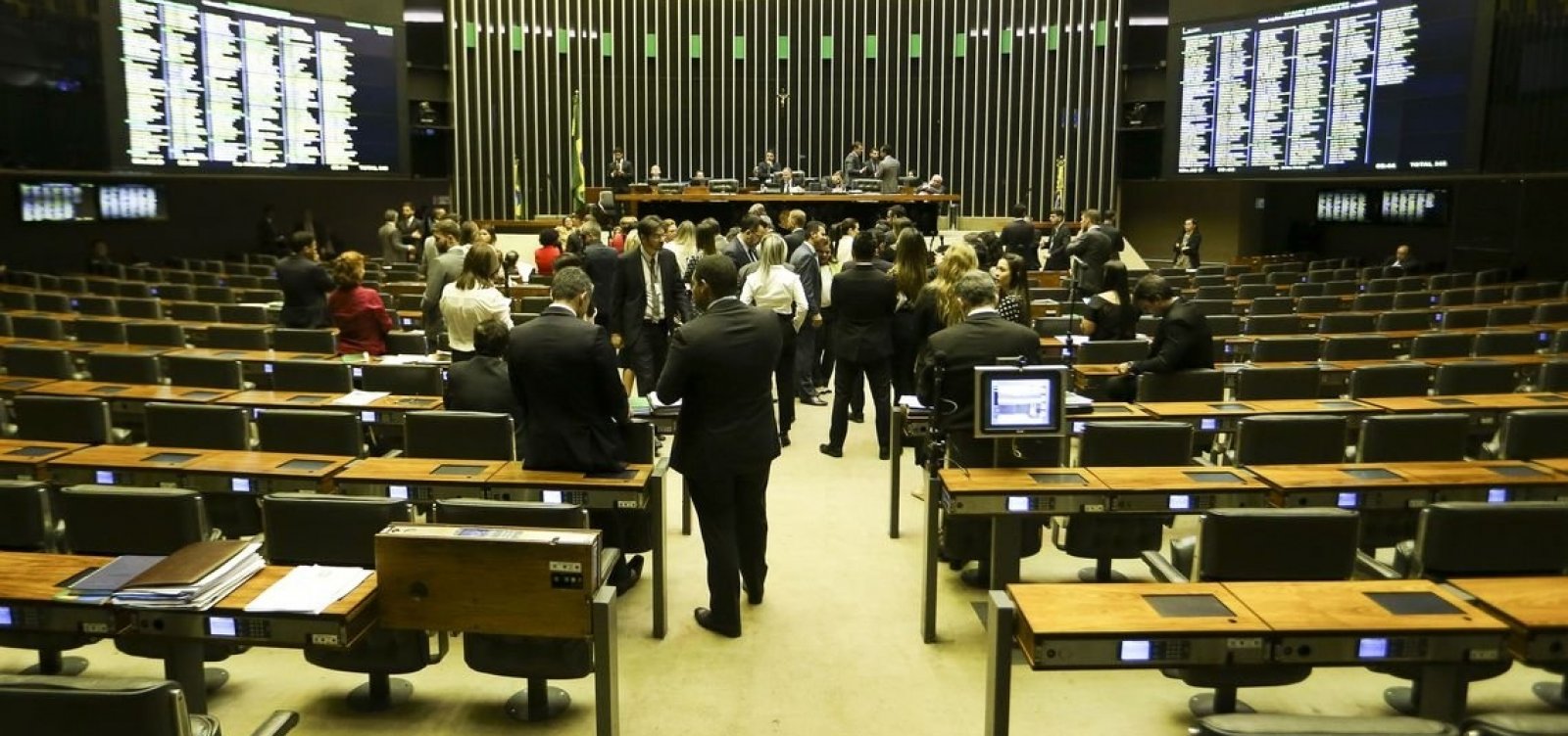 [Câmara aprova prisão domiciliar para gestantes e mães]