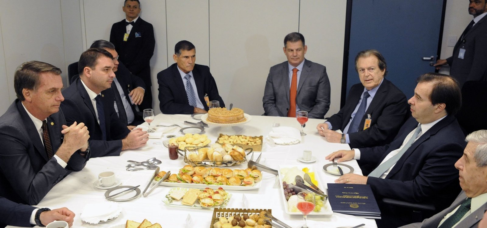 [Bolsonaro agenda encontros com MDB, PRB, PR e PSDB]