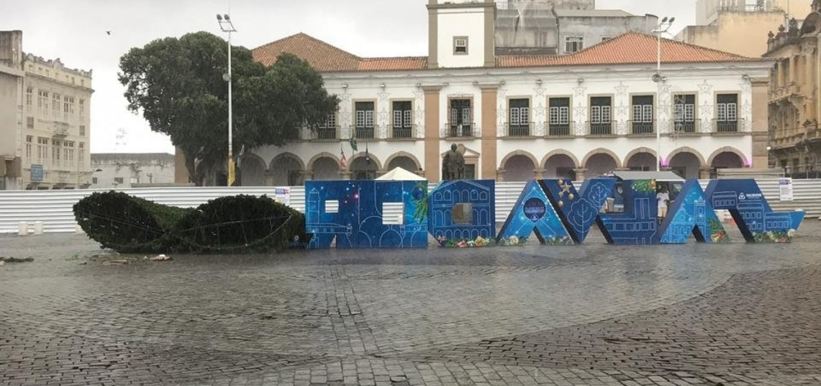 [Ventania derruba árvore de Natal na Praça Municipal de Salvador; vídeo mostra momento antes da queda]