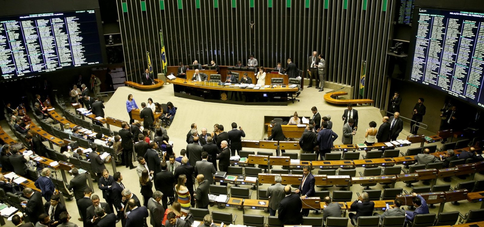 [Câmara aprova permissão para municípios estourarem teto de gastos com pessoal]