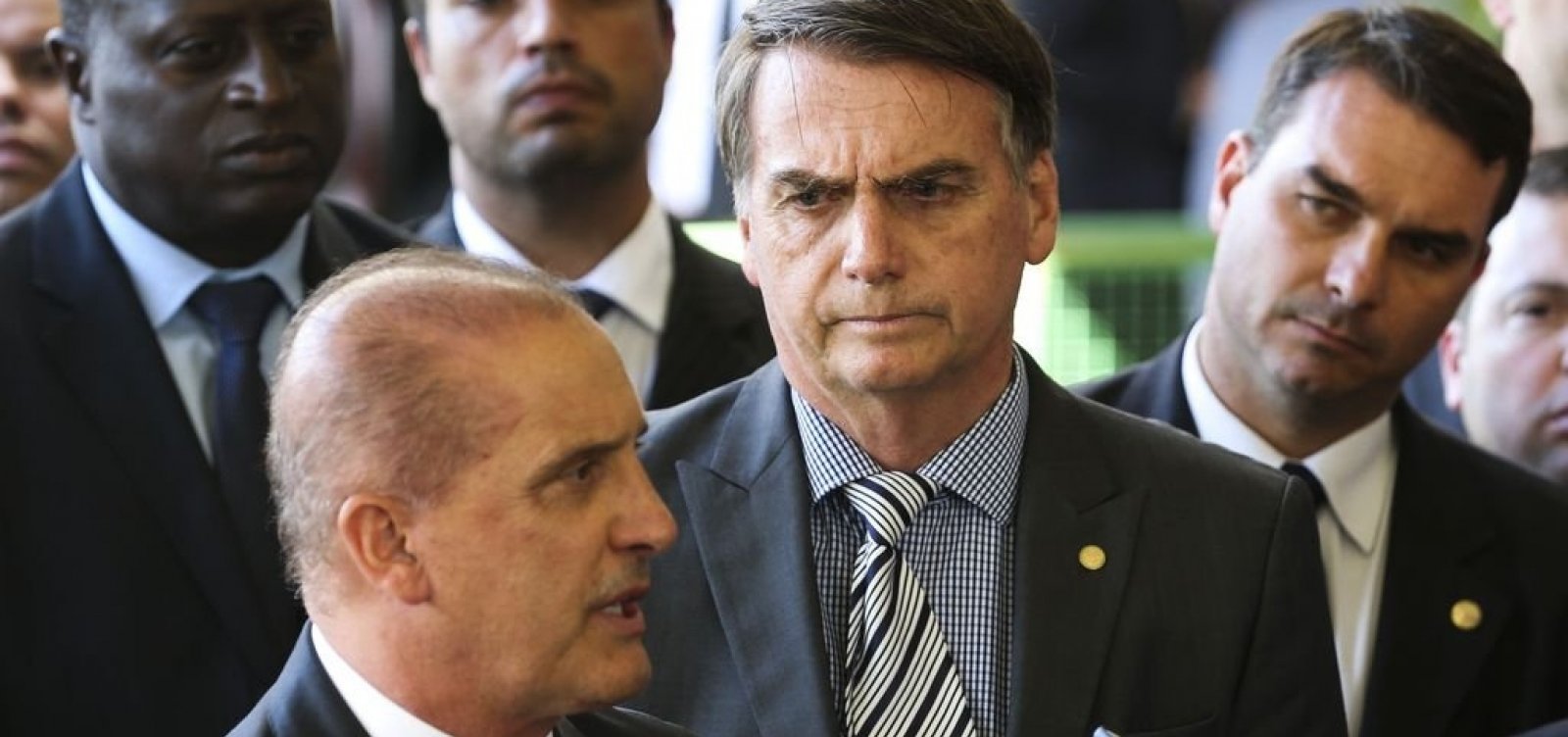 [Bolsonaro diz que vai usar caneta se houver 'denúncia robusta' contra Onyx]