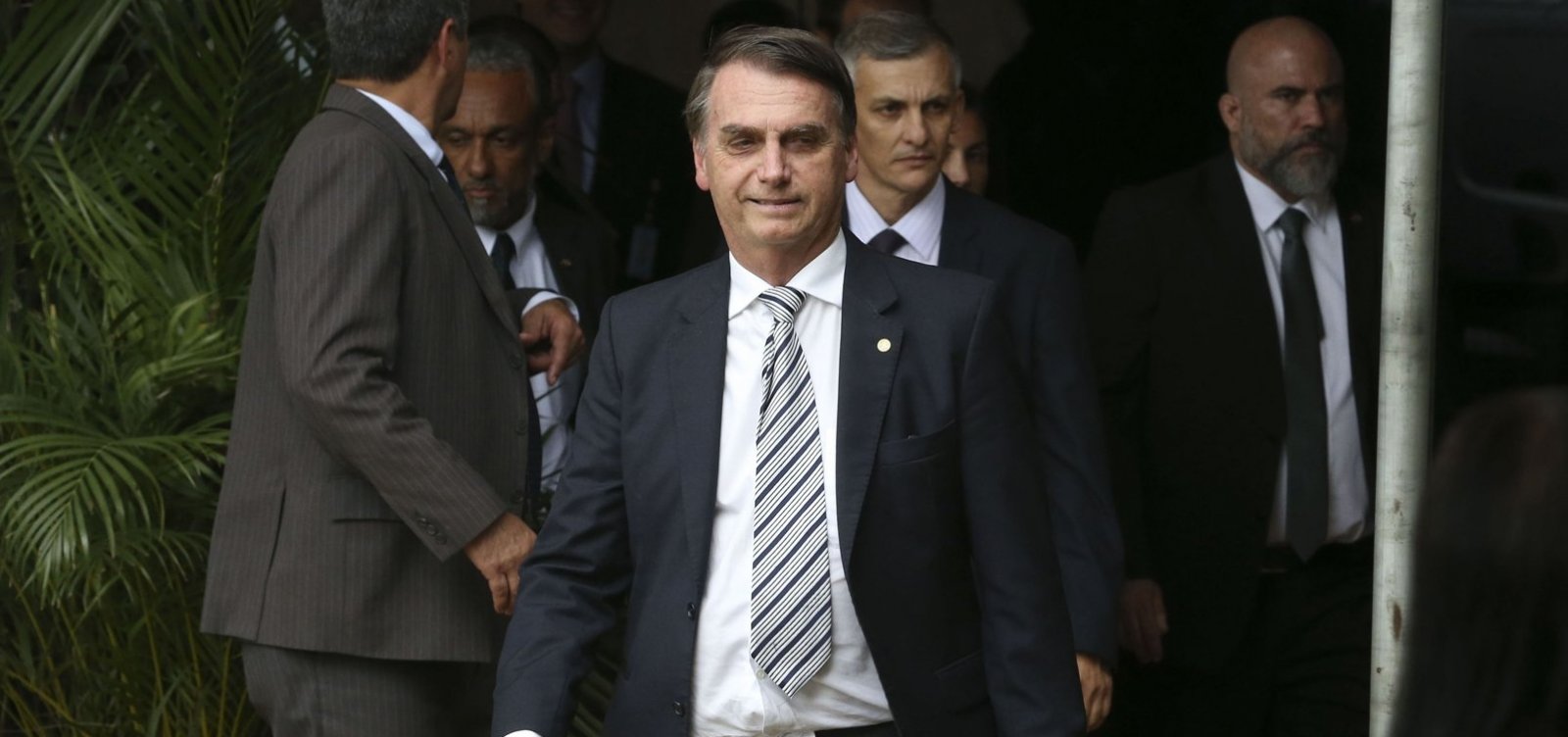 [Bolsonaro diz que dinheiro depositado na conta da esposa era pagamento pessoal]