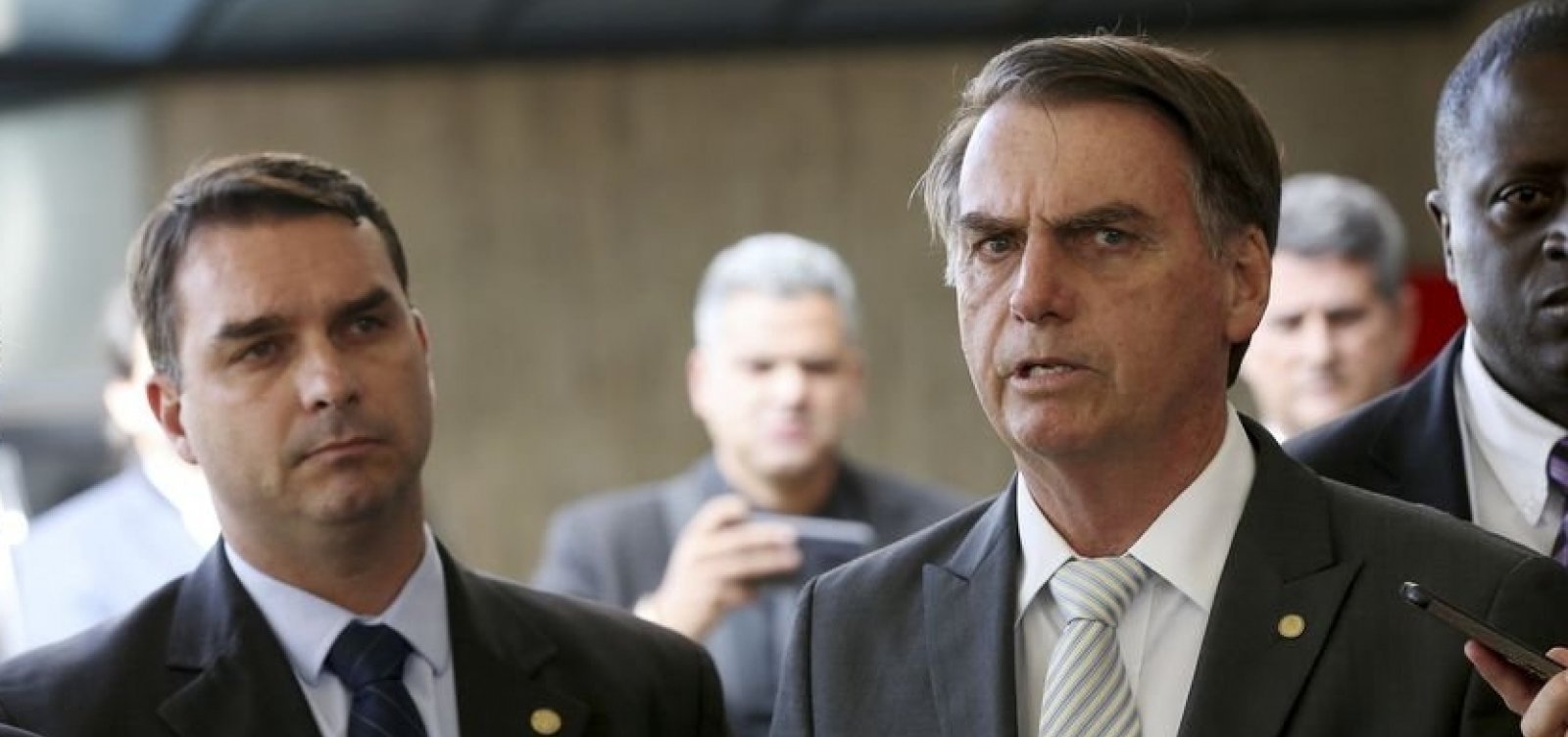 [PT quer incluir aditivos no pedido de investigaÃ§Ã£o de filho e esposa de Bolsonaro, diz coluna]