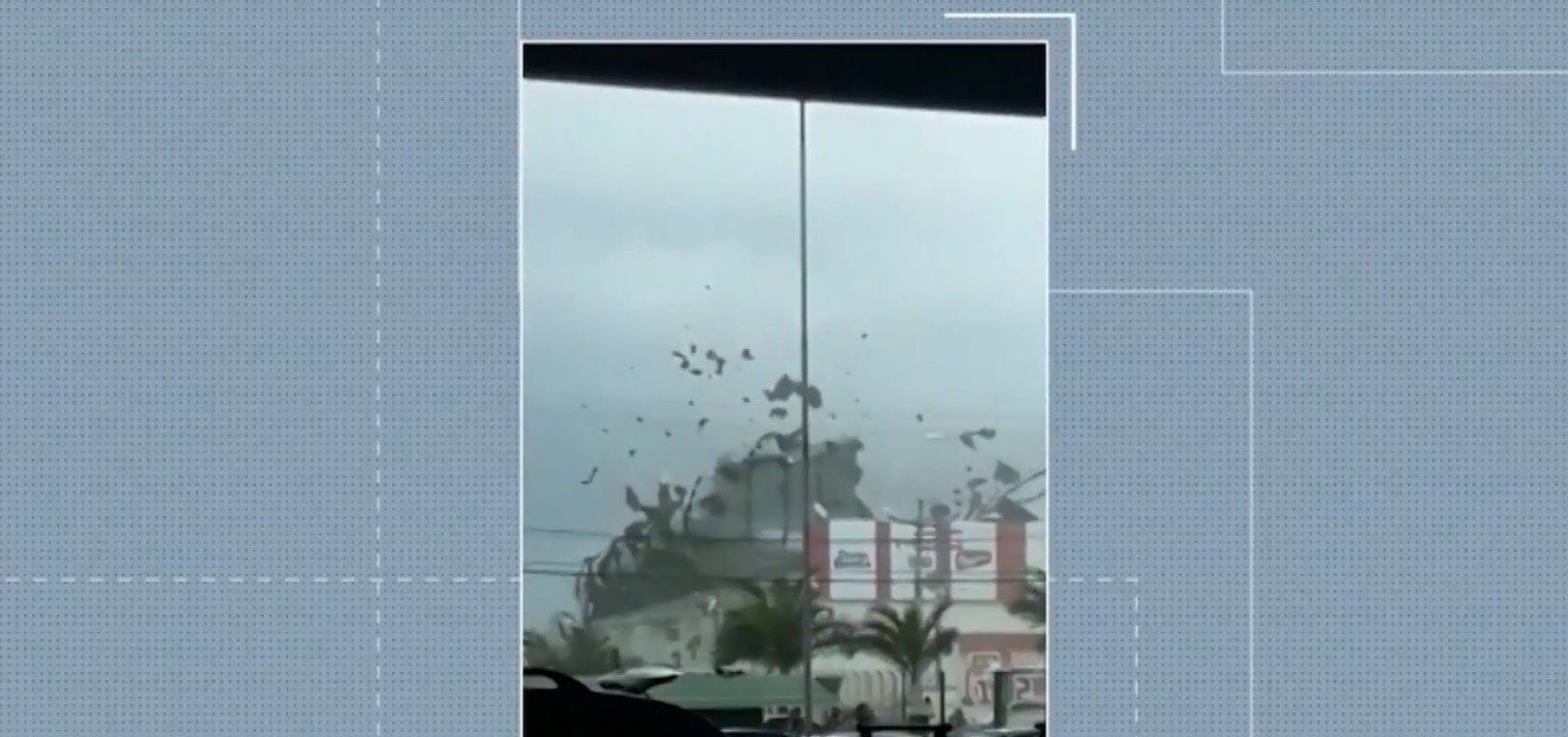 [Forte ventania derruba telhado de supermercado em Eunápolis neste sábado]