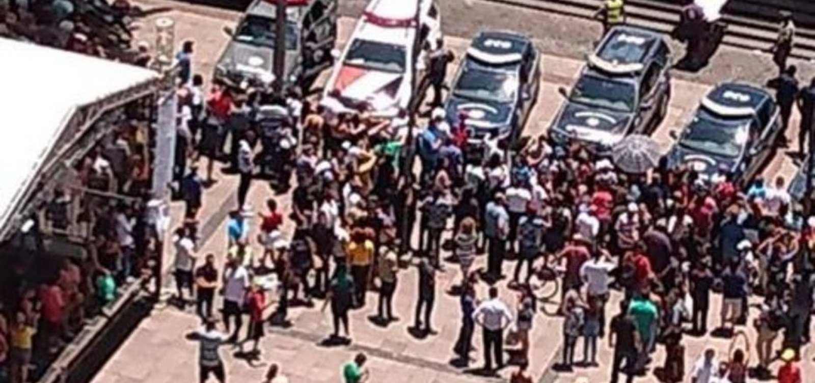 [Homem invade igreja em SP, mata quatro pessoas e comete suicídio ]