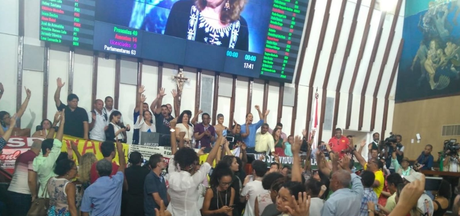 [Servidores decidem dormir na AL-BA para impedir votaÃ§Ã£o de projeto amanhÃ£]