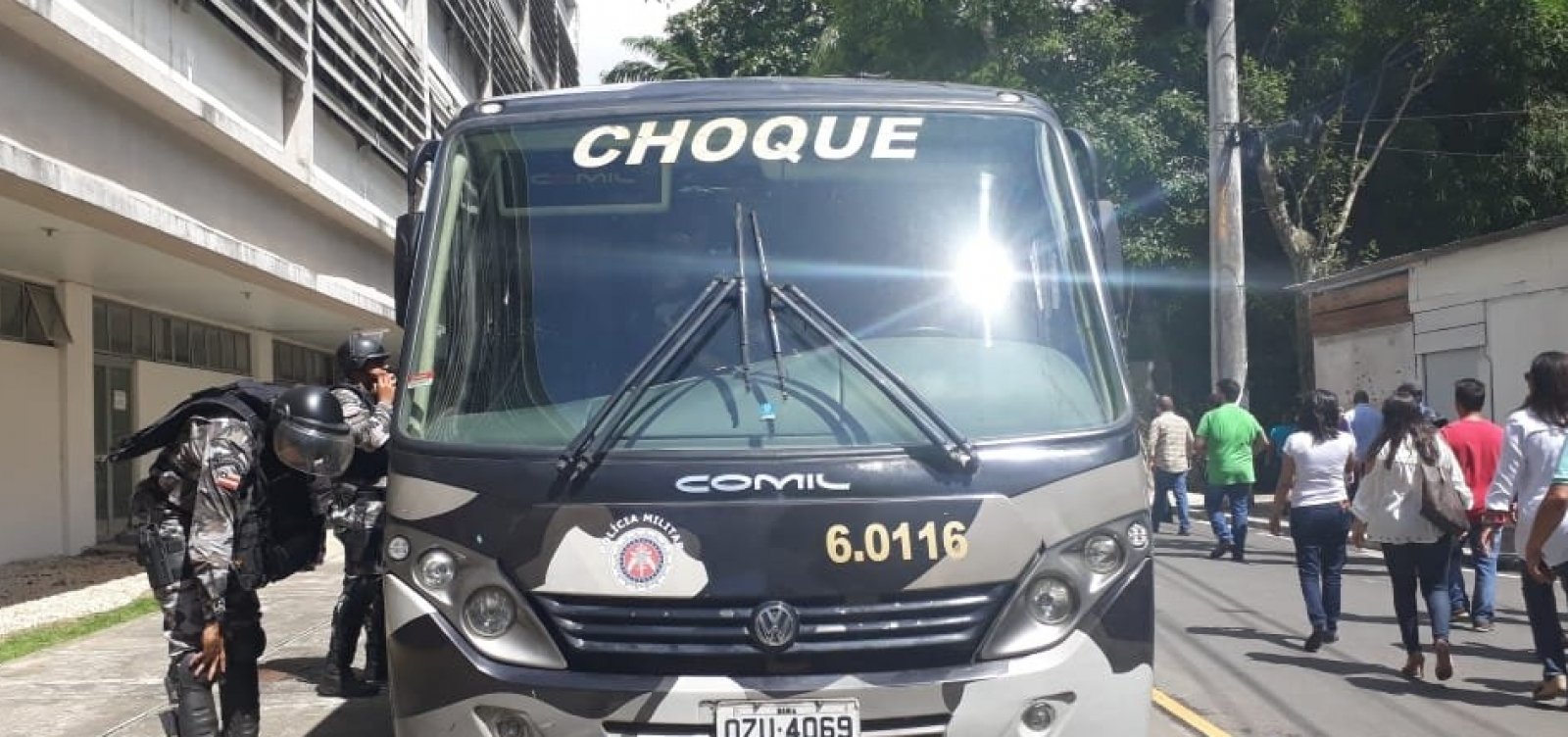 [Para votar projeto do governo, Choque cerca AL-BA e impede manifestantes]