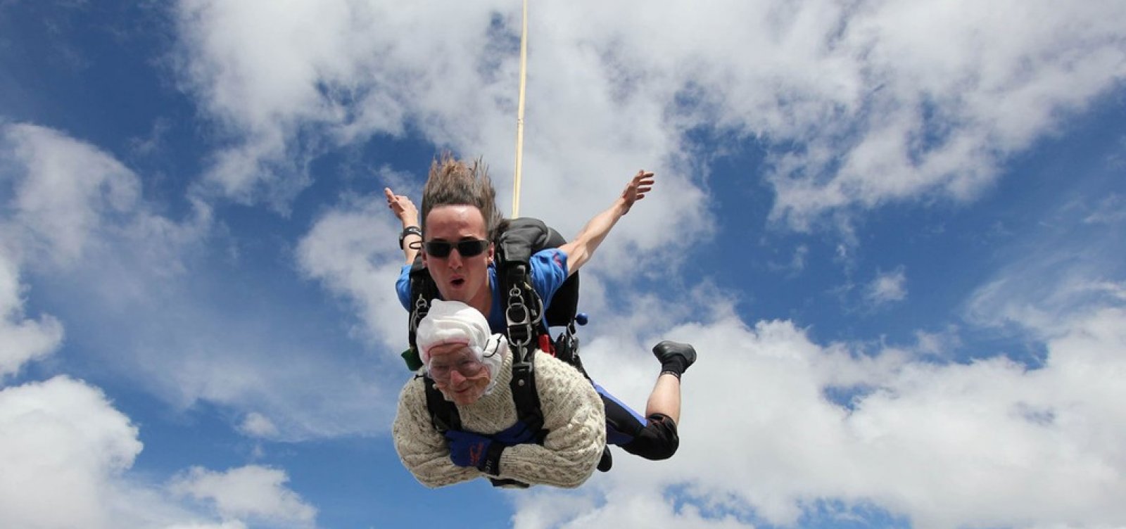 [Australiana de 102 anos quebra recorde de pessoa mais velha a saltar de paraquedas]