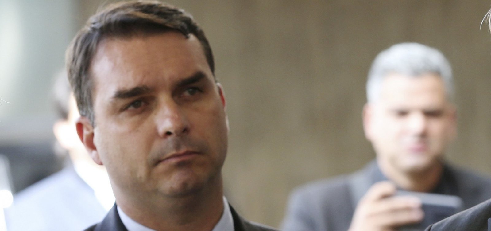 ['Quem tem que dar explicação é o ex-assessor, não eu', diz Flávio Bolsonaro sobre repasses]